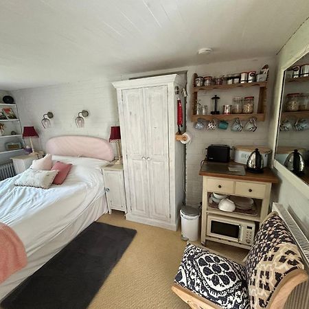Cosy Cottage Ground Floor Bedroom Ensuite With Private Entrance Chichester Eksteriør bilde