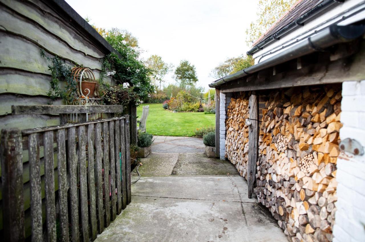 Cosy Cottage Ground Floor Bedroom Ensuite With Private Entrance Chichester Eksteriør bilde