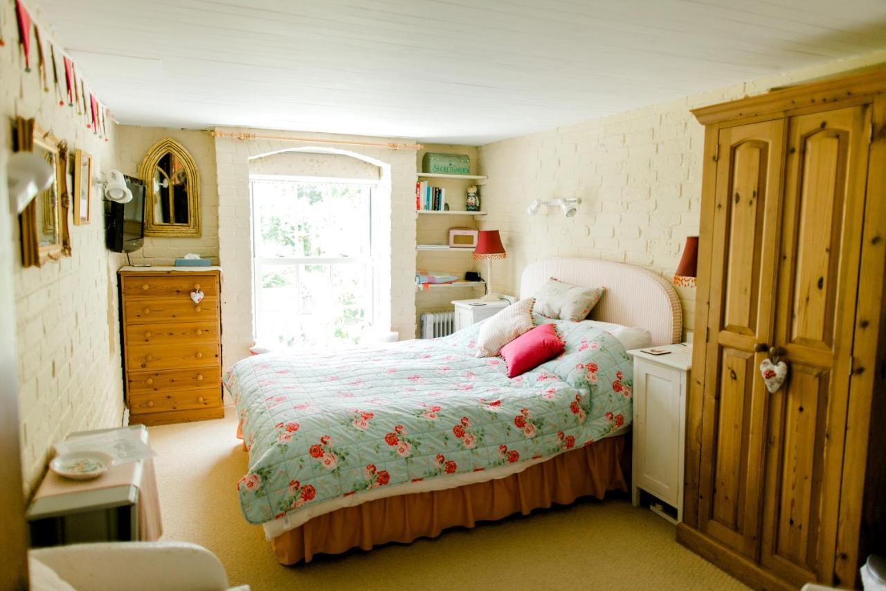 Cosy Cottage Ground Floor Bedroom Ensuite With Private Entrance Chichester Eksteriør bilde