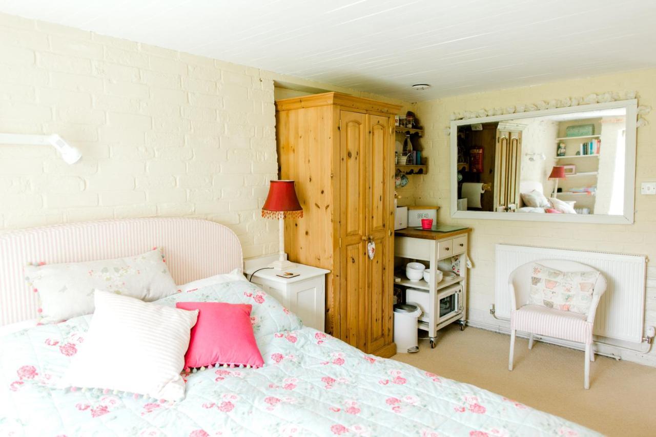 Cosy Cottage Ground Floor Bedroom Ensuite With Private Entrance Chichester Eksteriør bilde