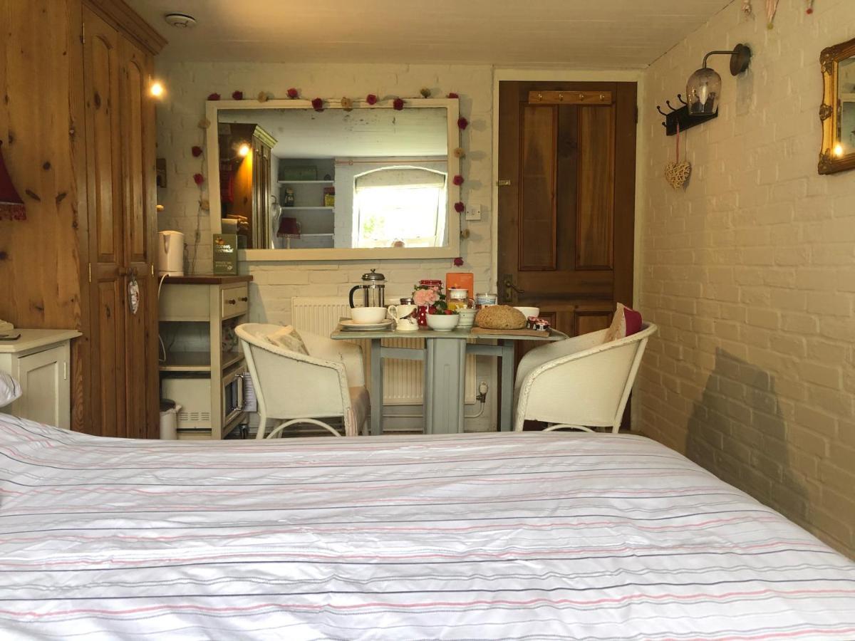 Cosy Cottage Ground Floor Bedroom Ensuite With Private Entrance Chichester Eksteriør bilde