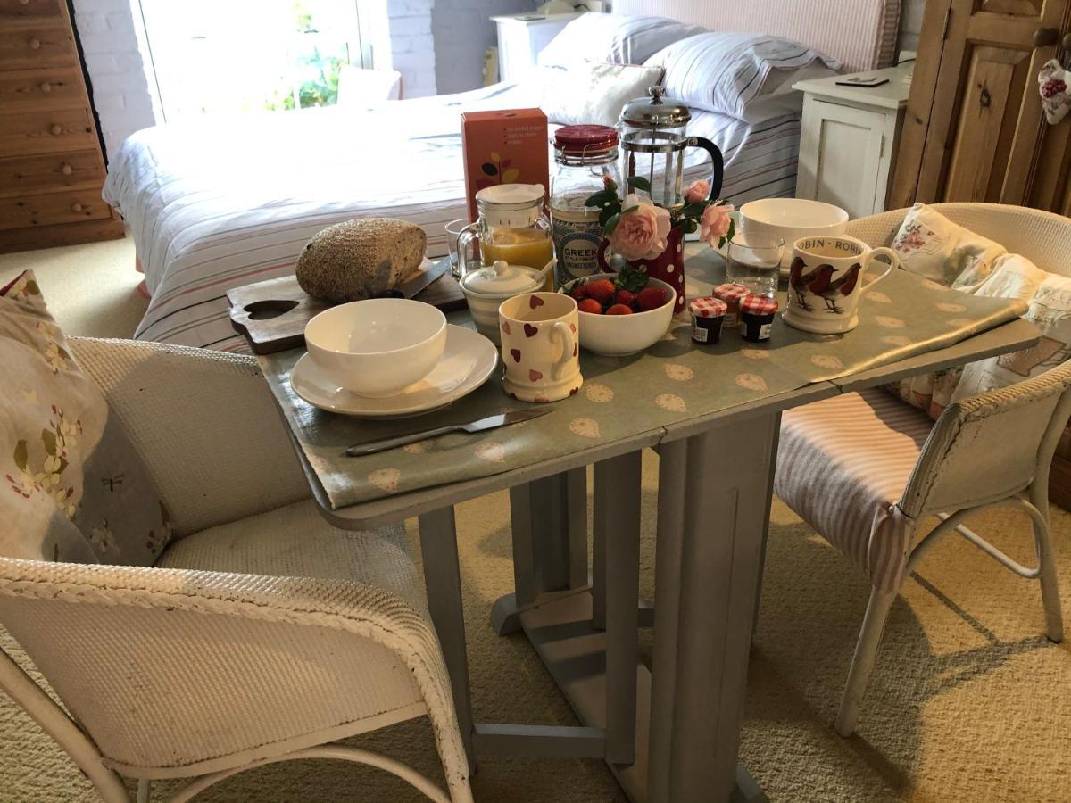 Cosy Cottage Ground Floor Bedroom Ensuite With Private Entrance Chichester Eksteriør bilde