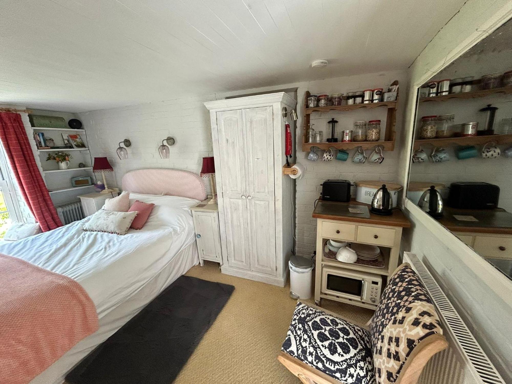 Cosy Cottage Ground Floor Bedroom Ensuite With Private Entrance Chichester Eksteriør bilde